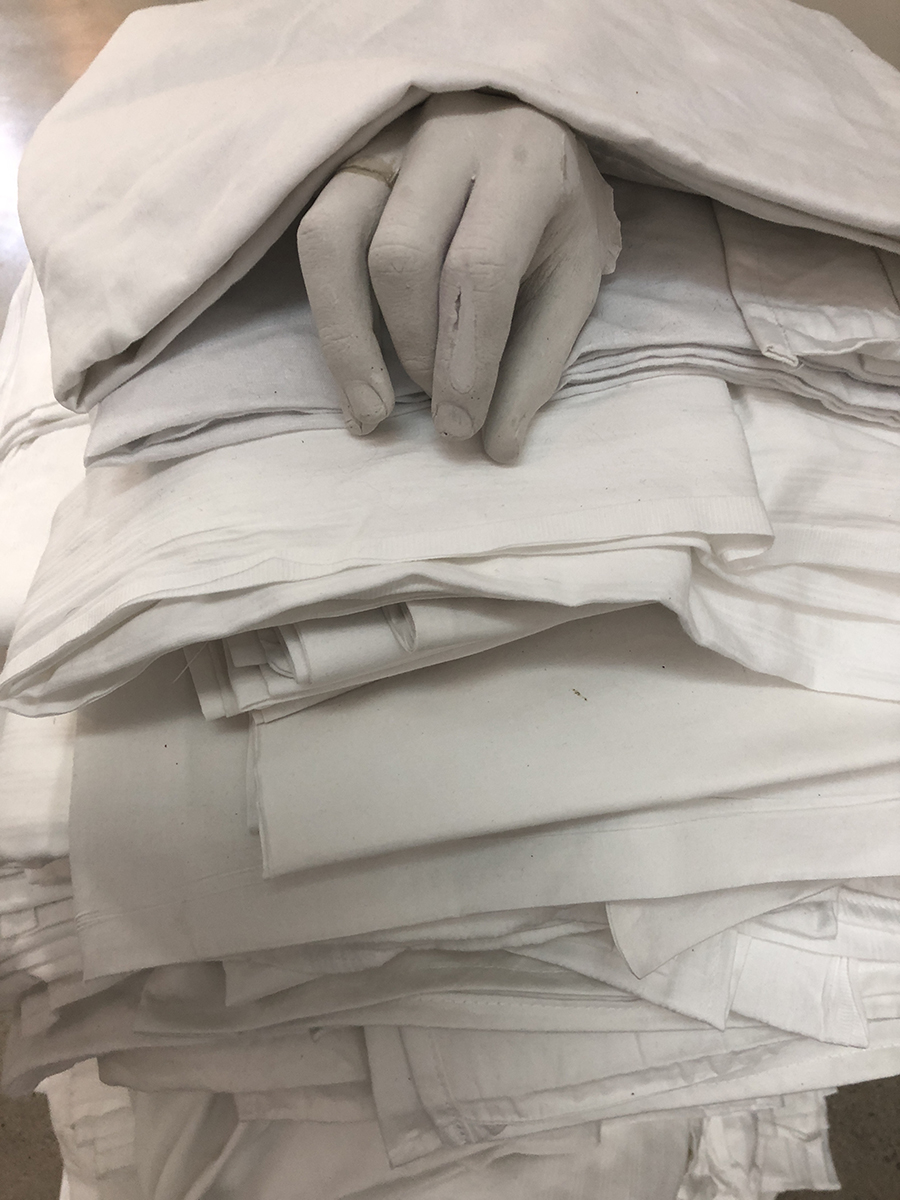 Giorgia Volpe Ma langue est un sable mouvant (détail), 2018 Travail d’atelier, draps de coton blanc, plâtre